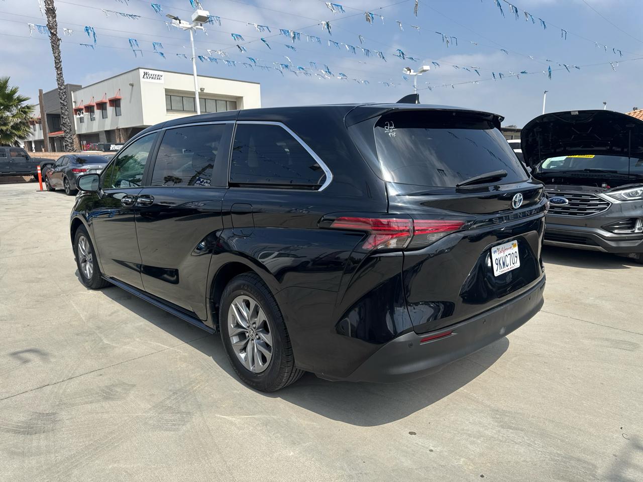Toyota Sienna XLE FWD 7-Passenger (Natl) 2022