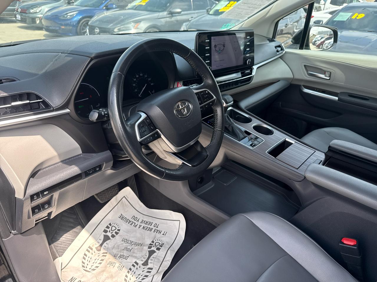 Toyota Sienna XLE FWD 7-Passenger (Natl) 2022