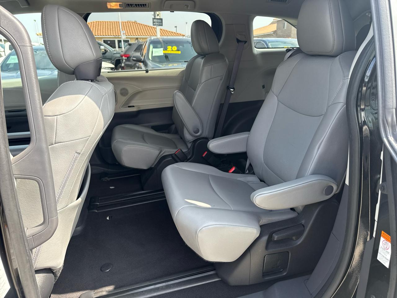 Toyota Sienna XLE FWD 7-Passenger (Natl) 2022