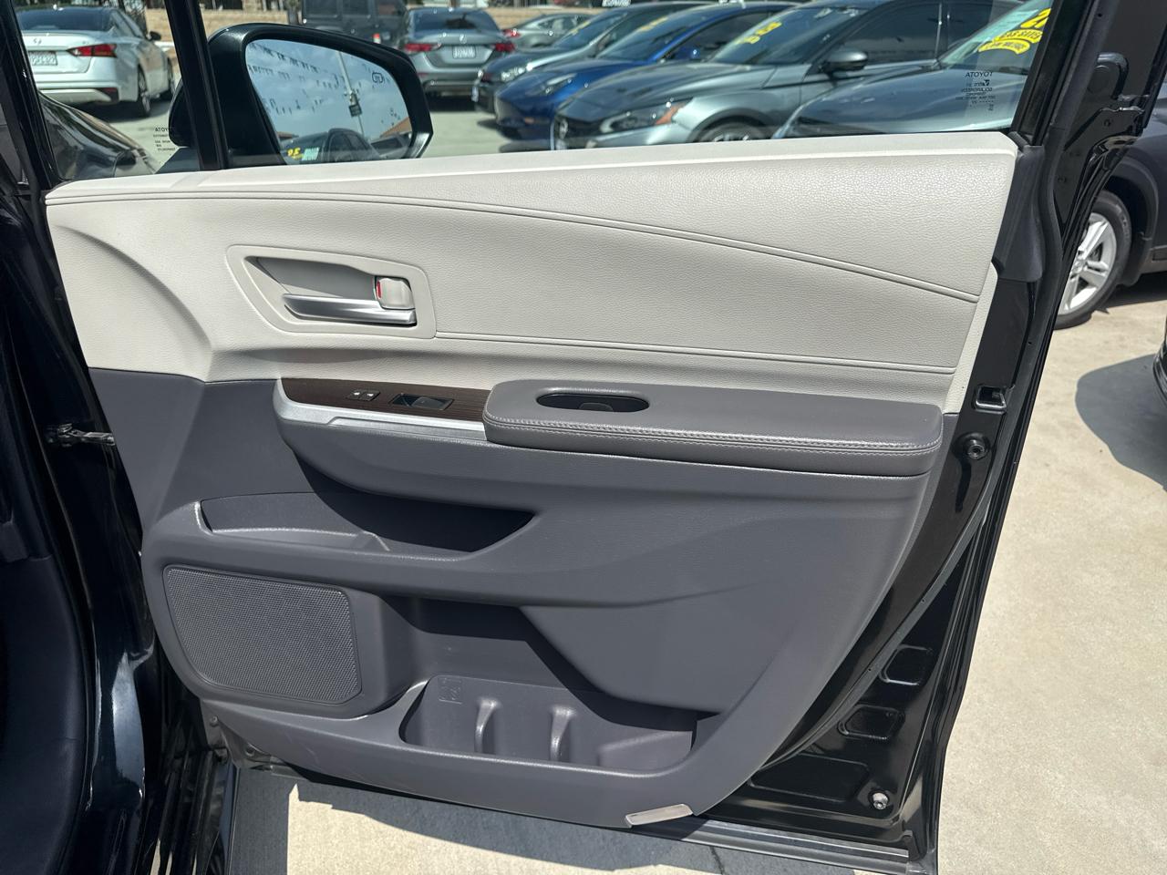 Toyota Sienna XLE FWD 7-Passenger (Natl) 2022