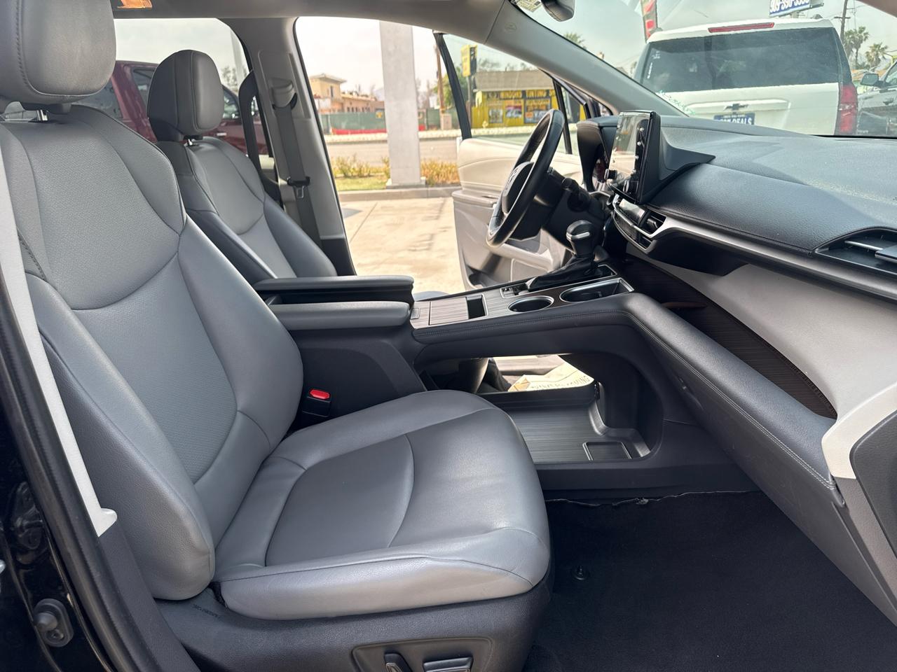 Toyota Sienna XLE FWD 7-Passenger (Natl) 2022