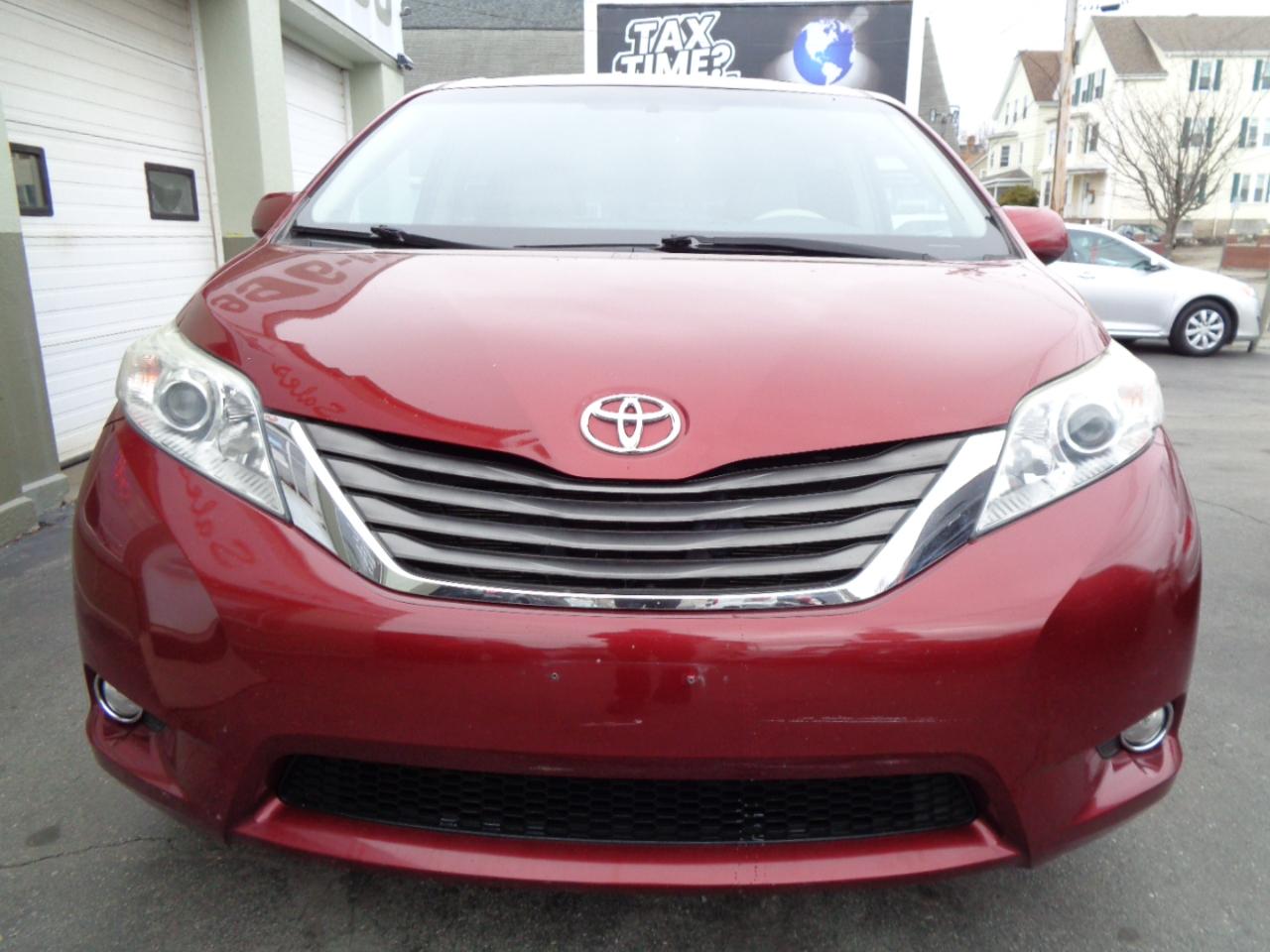 Toyota Sienna Limited 7-Pass V6 2011
