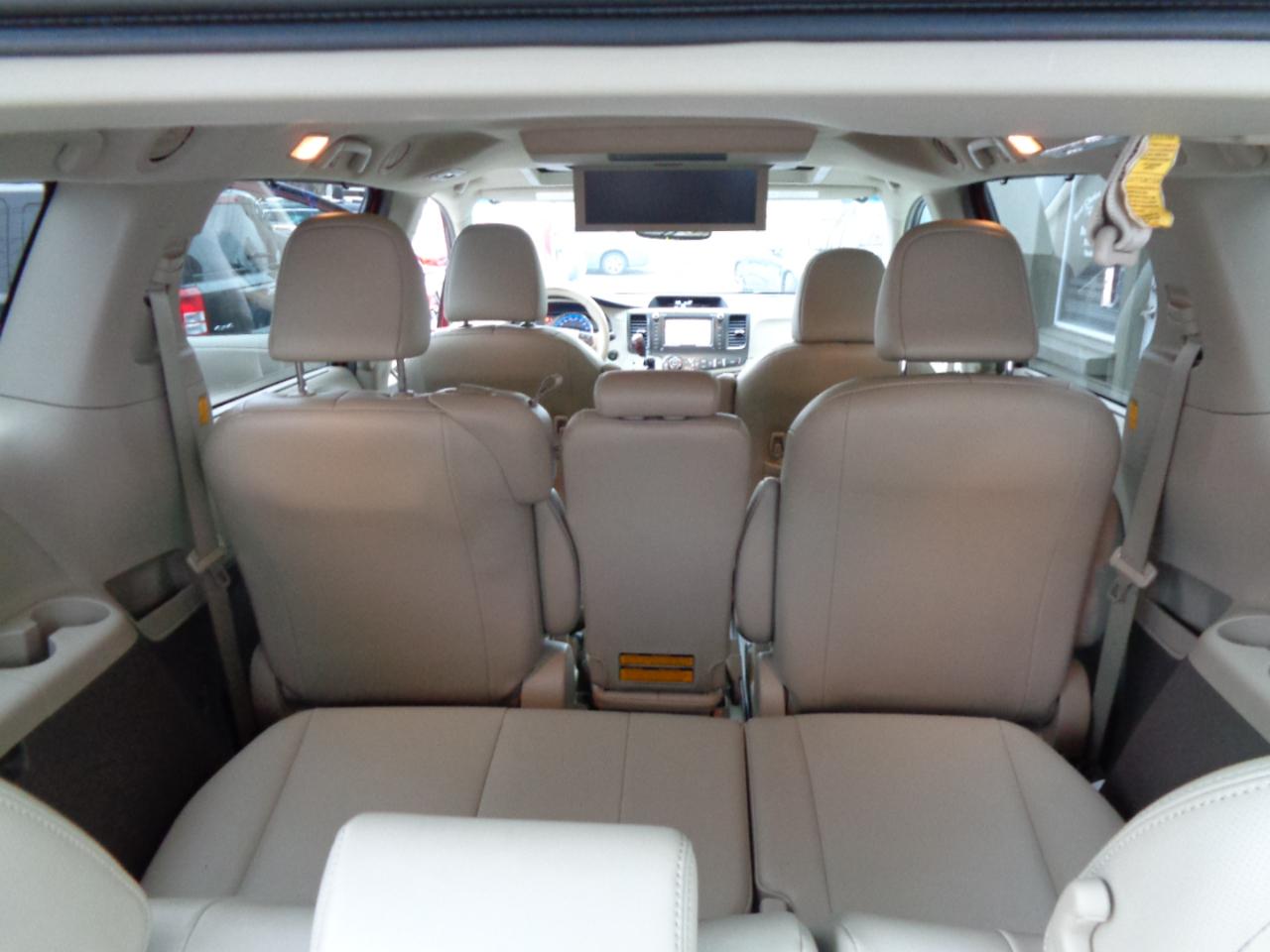 Toyota Sienna Limited 7-Pass V6 2011