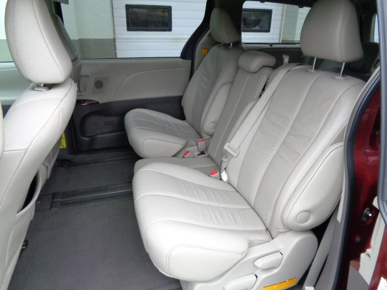 Toyota Sienna Limited 7-Pass V6 2011