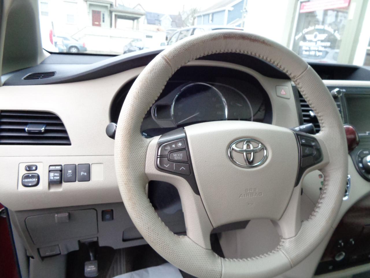 Toyota Sienna Limited 7-Pass V6 2011