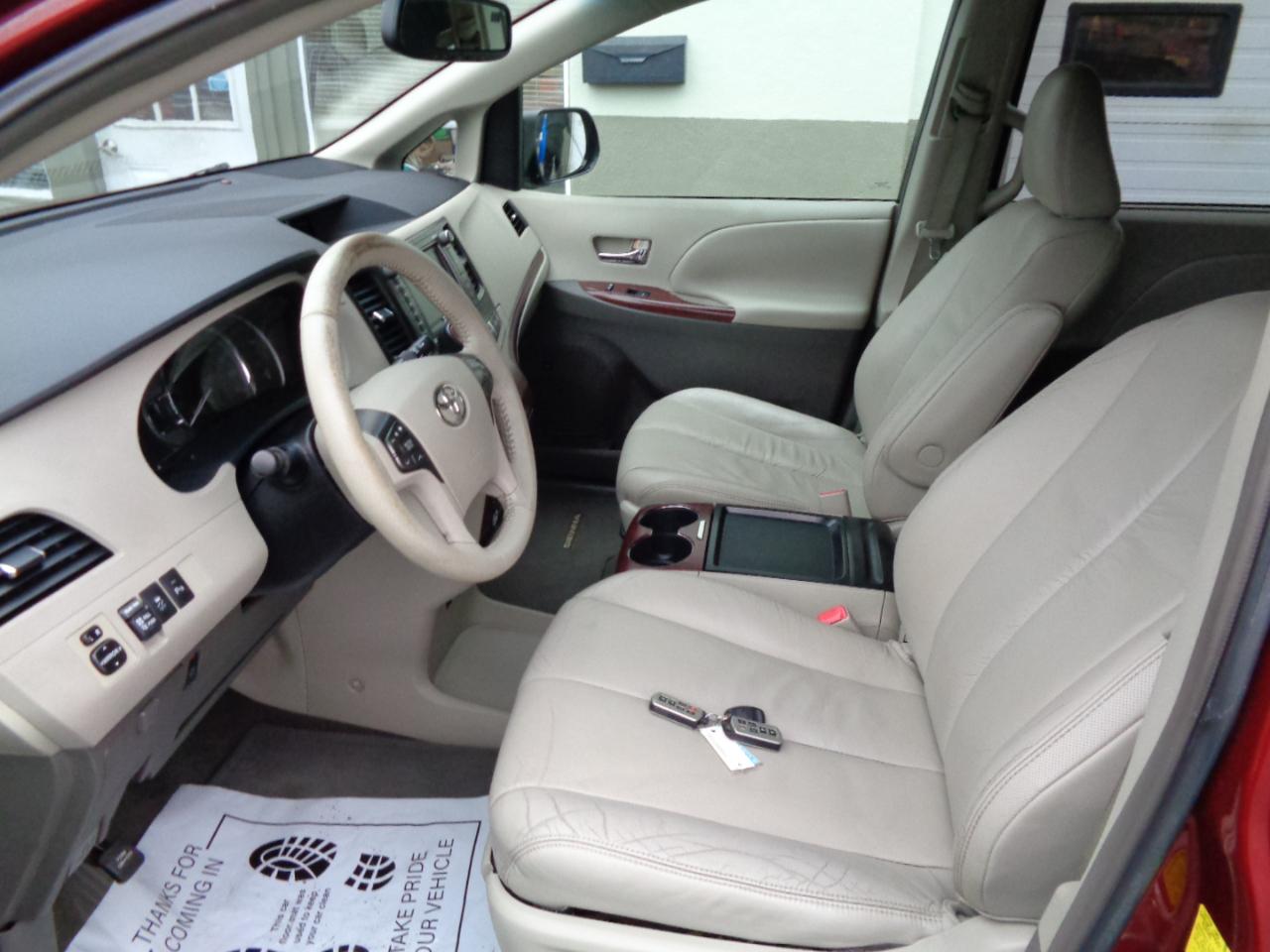 Toyota Sienna Limited 7-Pass V6 2011