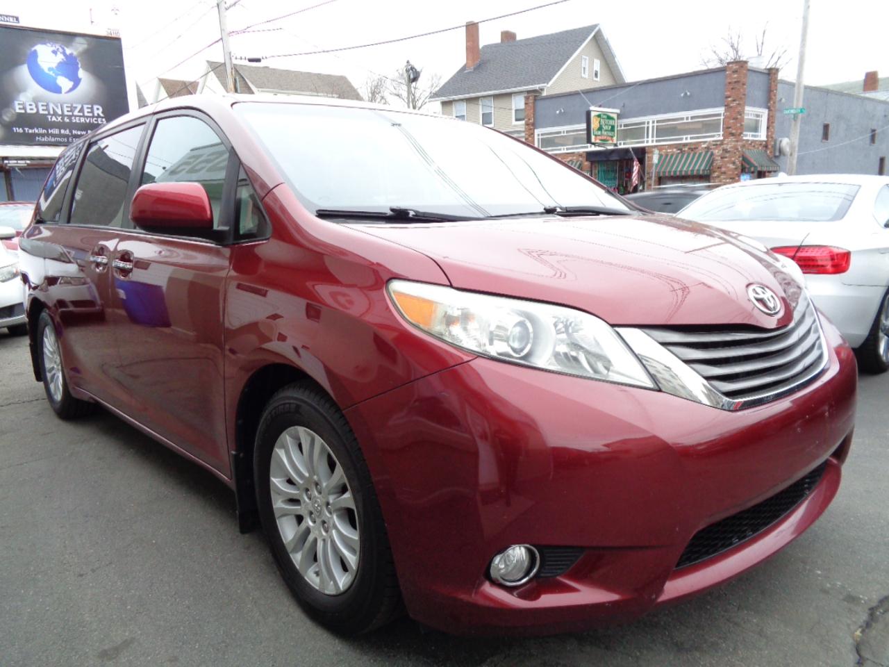 Toyota Sienna Limited 7-Pass V6 2011