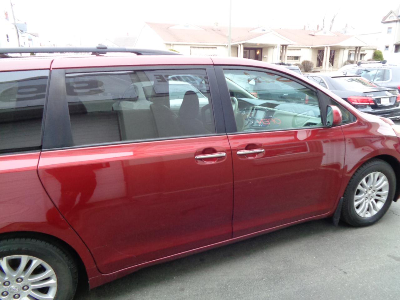 Toyota Sienna Limited 7-Pass V6 2011