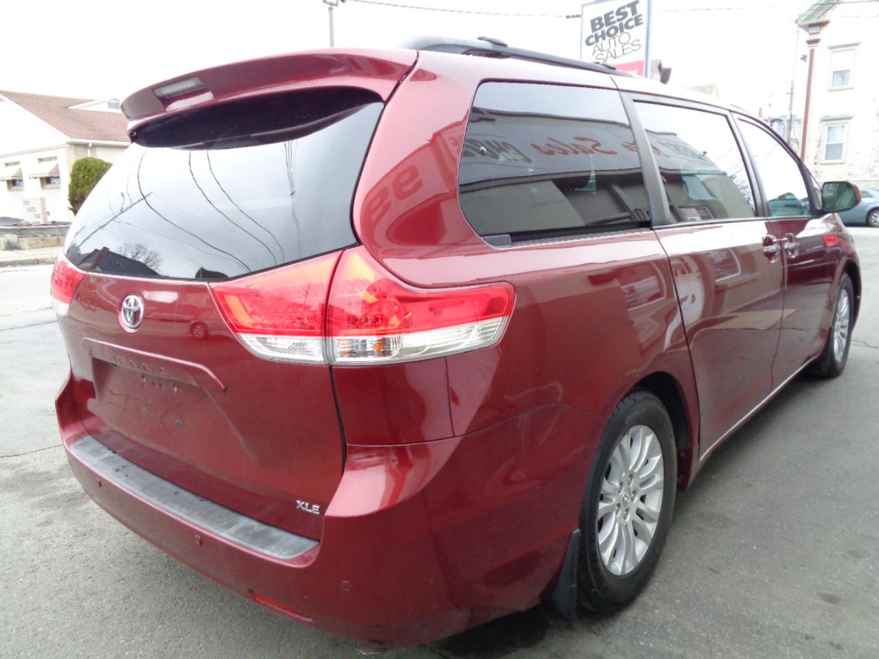 Toyota Sienna Limited 7-Pass V6 2011