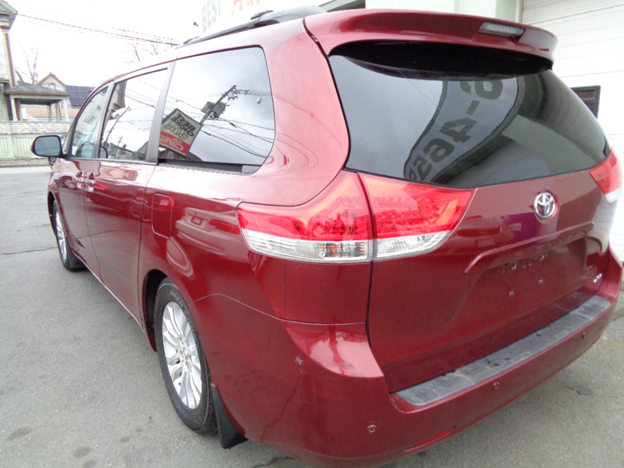 Toyota Sienna Limited 7-Pass V6 2011