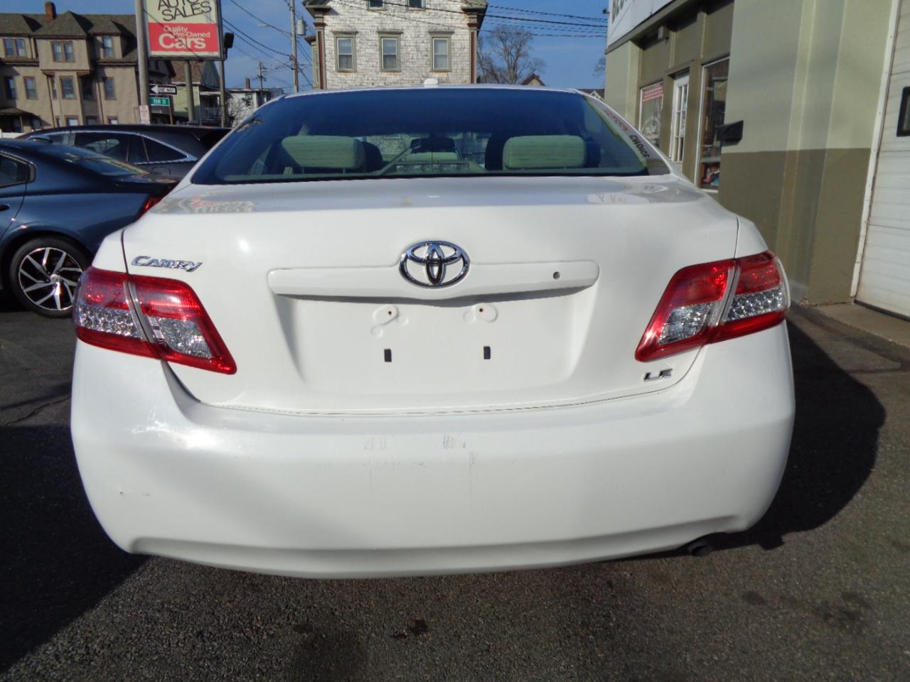 Toyota Camry Base 6-Spd AT 2011