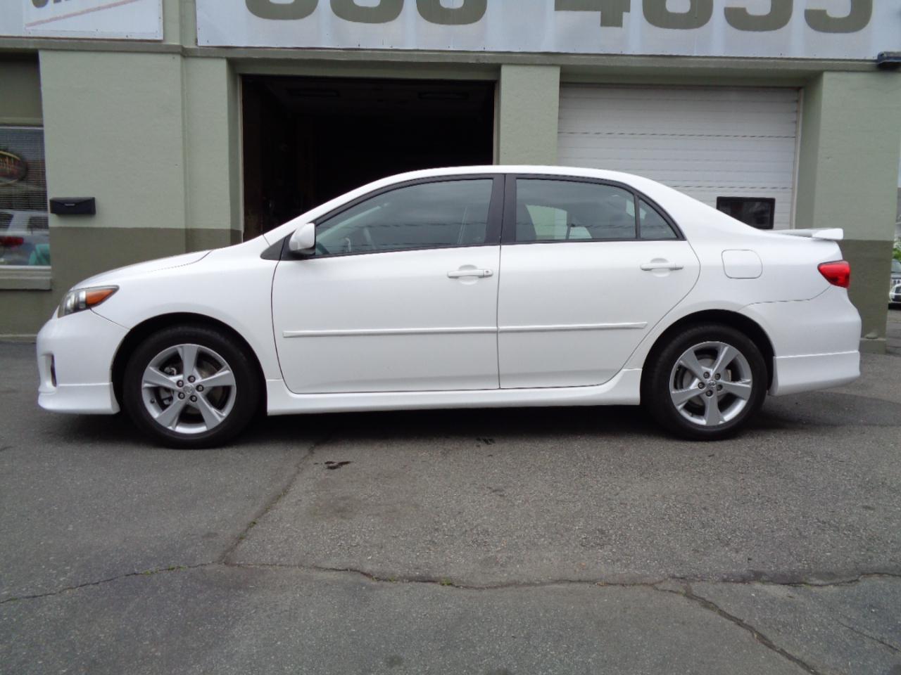 Toyota Corolla S 5-Speed MT 2011