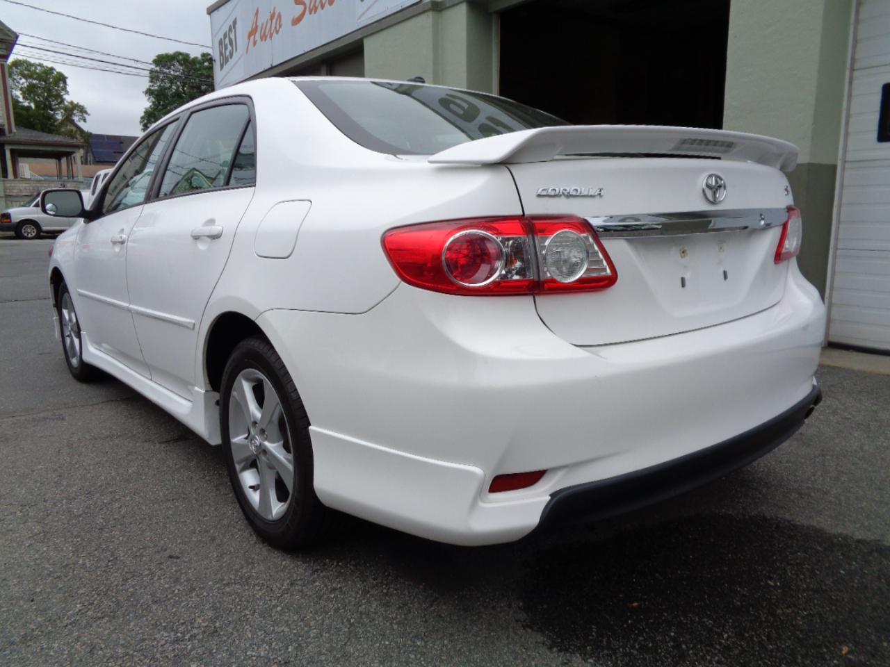 Toyota Corolla S 5-Speed MT 2011