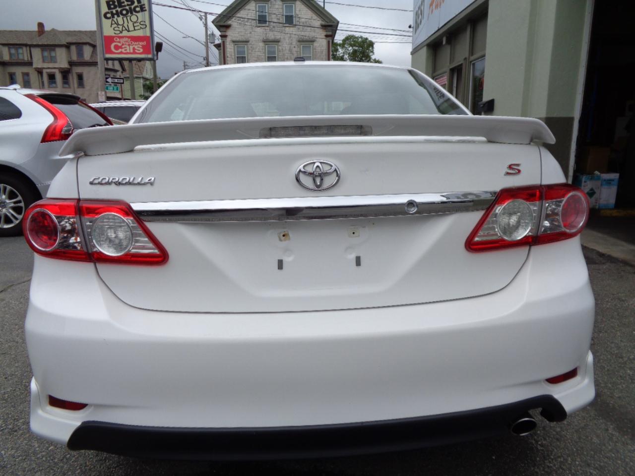 Toyota Corolla S 5-Speed MT 2011