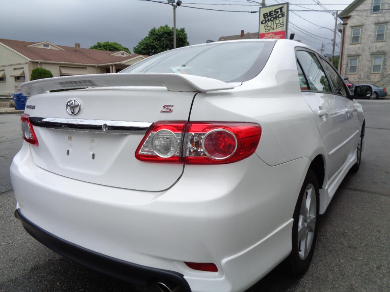 Toyota Corolla S 5-Speed MT 2011