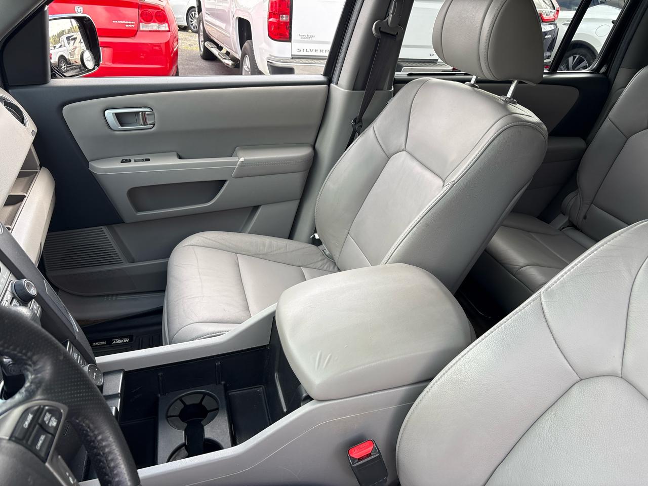 Honda Pilot Touring 4WD 5-Spd AT with DVD 2013