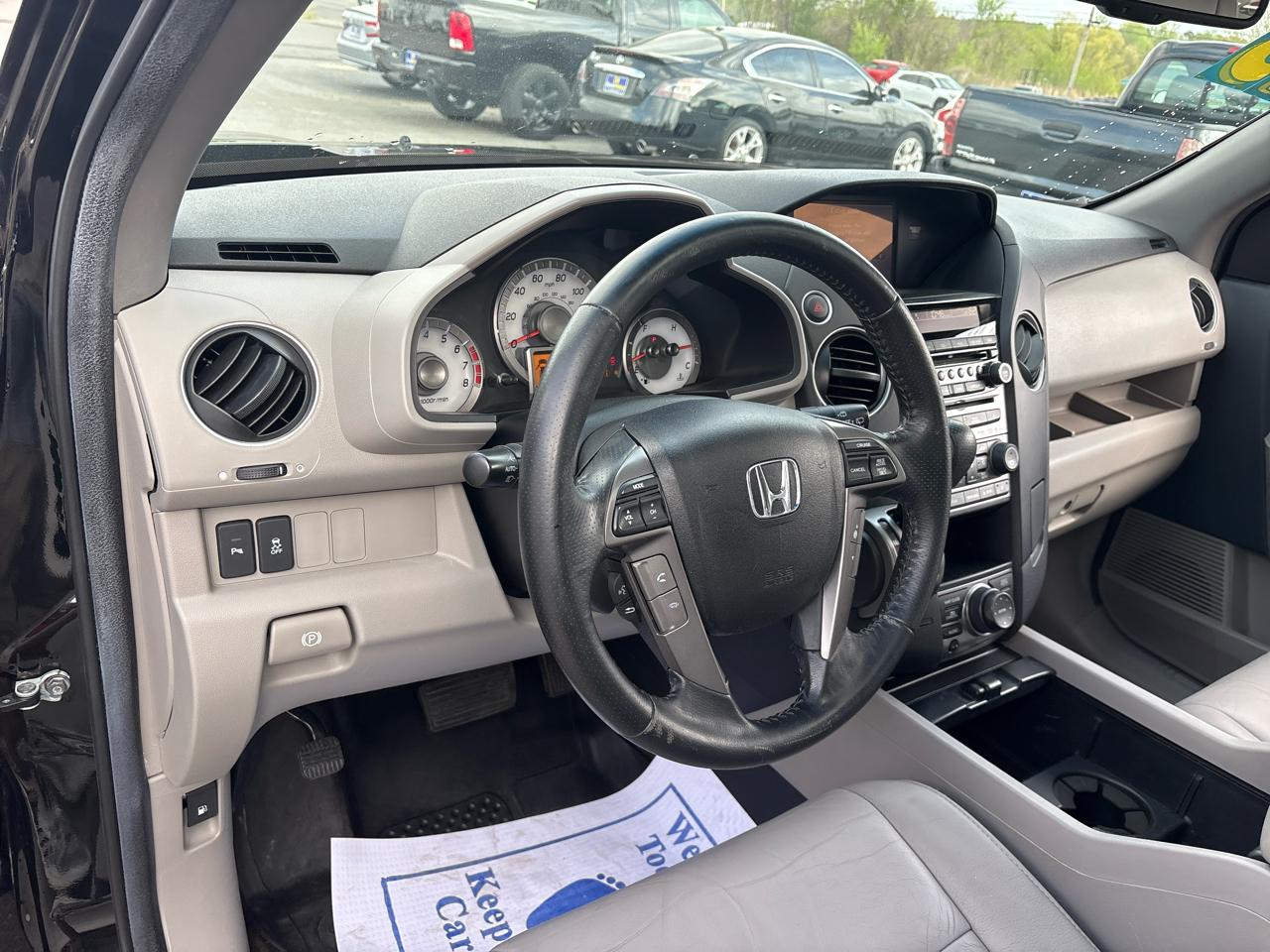 Honda Pilot Touring 4WD 5-Spd AT with DVD 2013