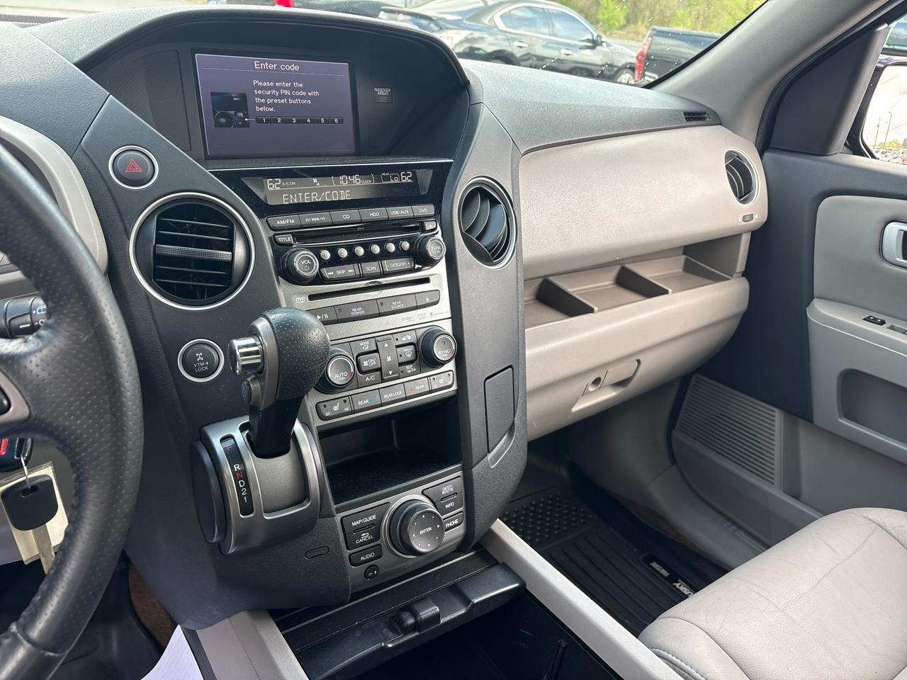 Honda Pilot Touring 4WD 5-Spd AT with DVD 2013