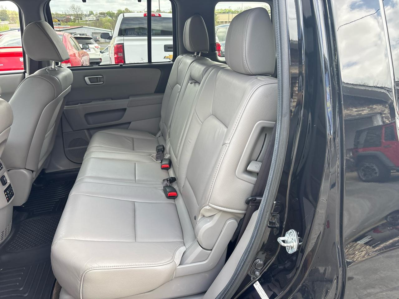 Honda Pilot Touring 4WD 5-Spd AT with DVD 2013