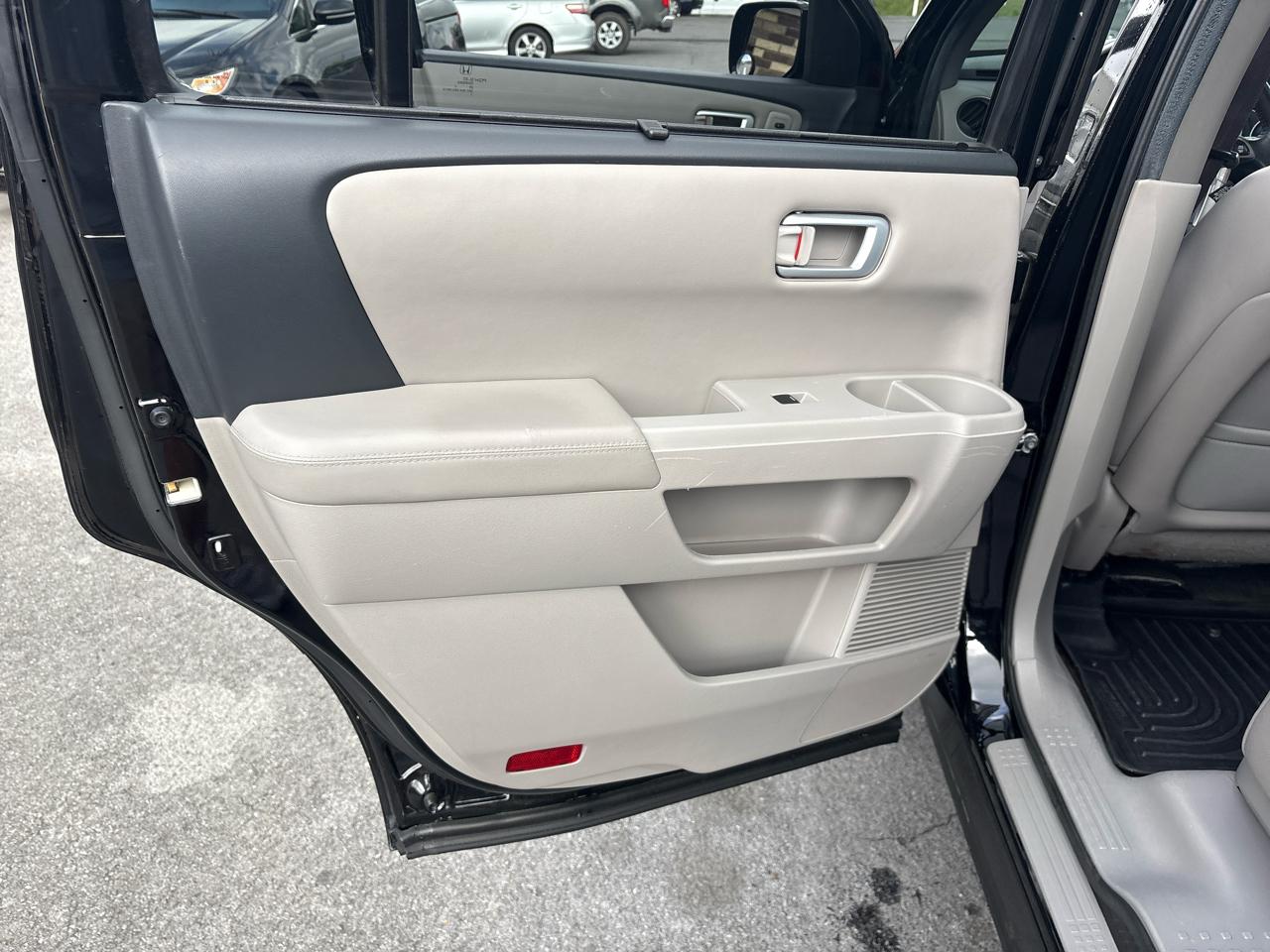 Honda Pilot Touring 4WD 5-Spd AT with DVD 2013