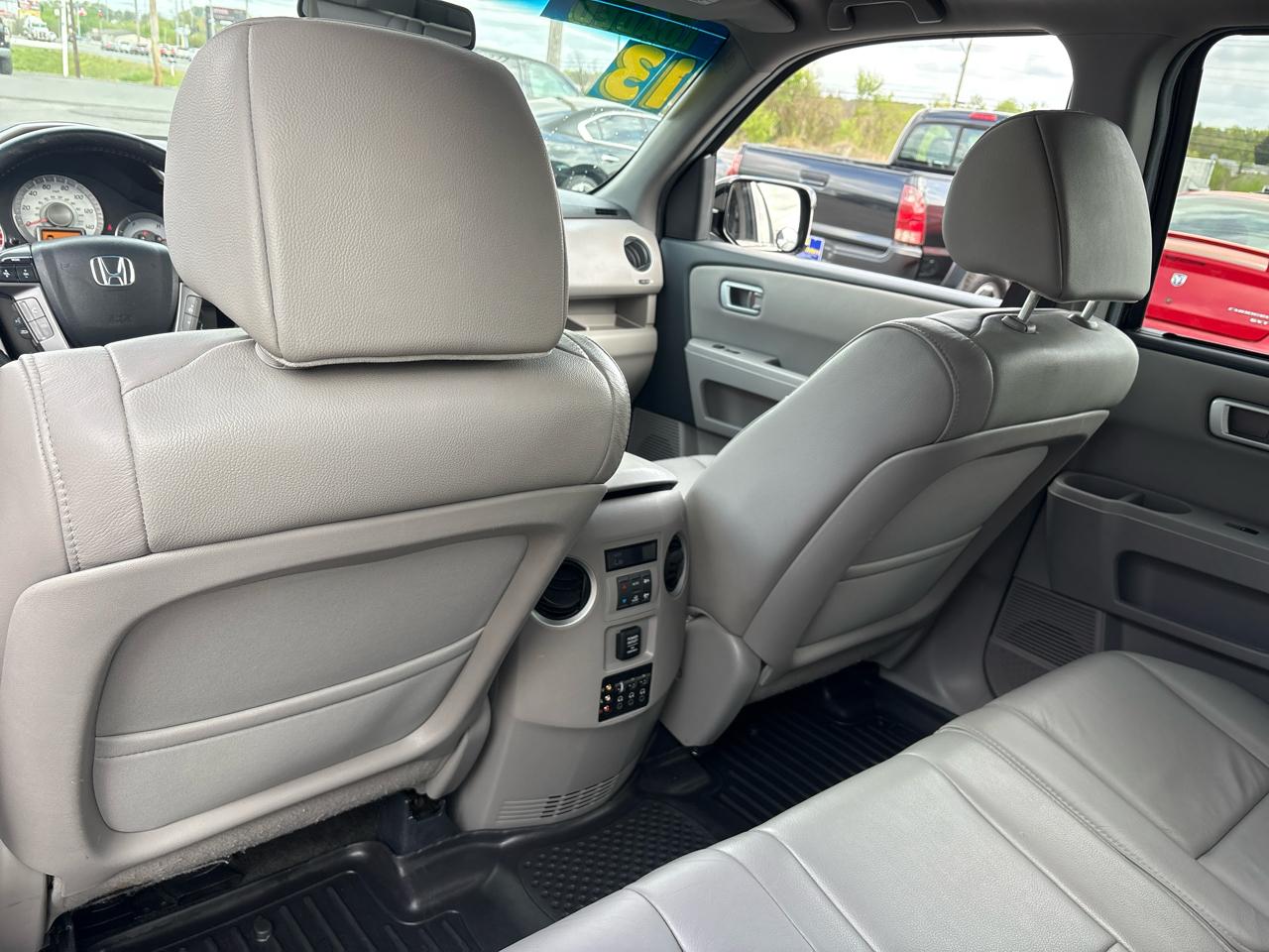 Honda Pilot Touring 4WD 5-Spd AT with DVD 2013