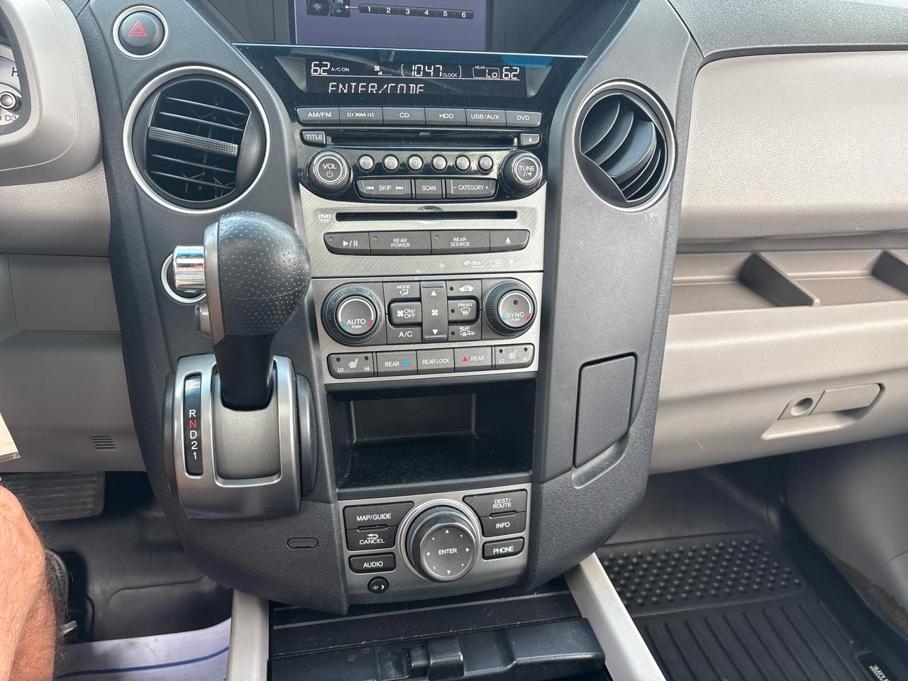 Honda Pilot Touring 4WD 5-Spd AT with DVD 2013