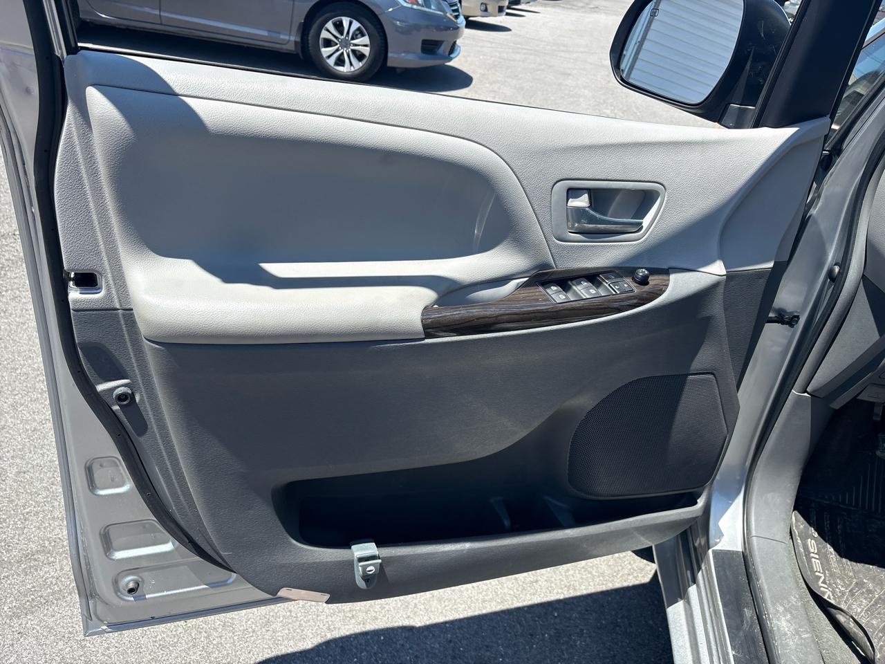 Toyota Sienna Limited AWD 7-Passenger V6 2015