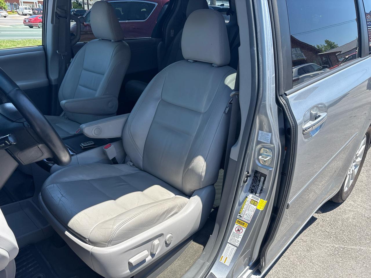 Toyota Sienna Limited AWD 7-Passenger V6 2015
