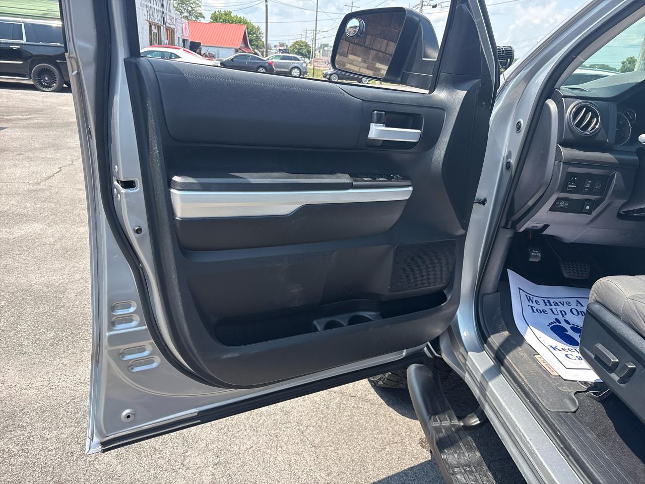 Toyota Tundra SR5 5.7L V8 FFV CrewMax 4WD 2017