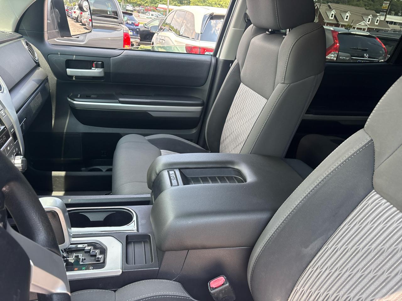 Toyota Tundra SR5 5.7L V8 FFV CrewMax 4WD 2017