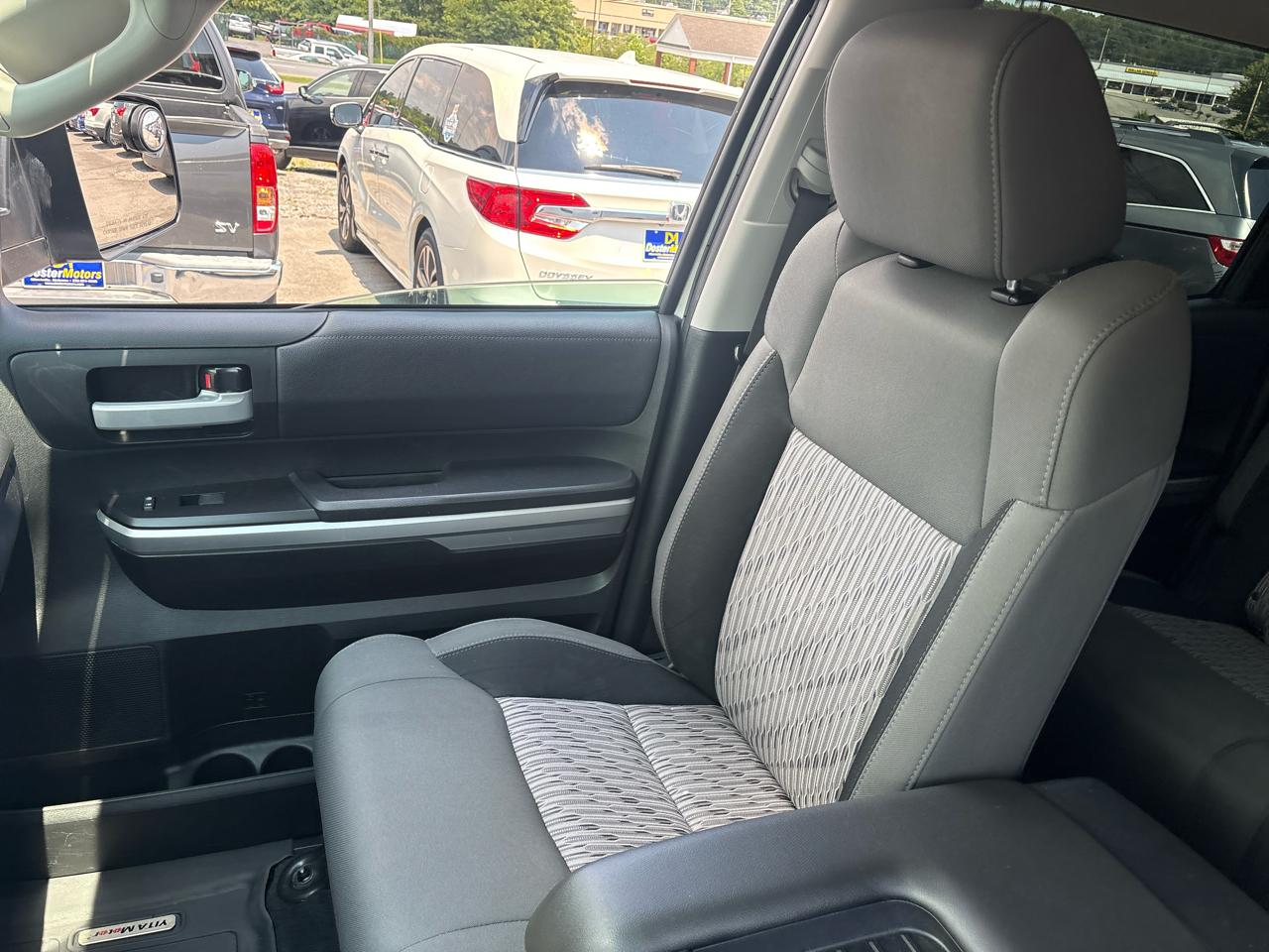 Toyota Tundra SR5 5.7L V8 FFV CrewMax 4WD 2017