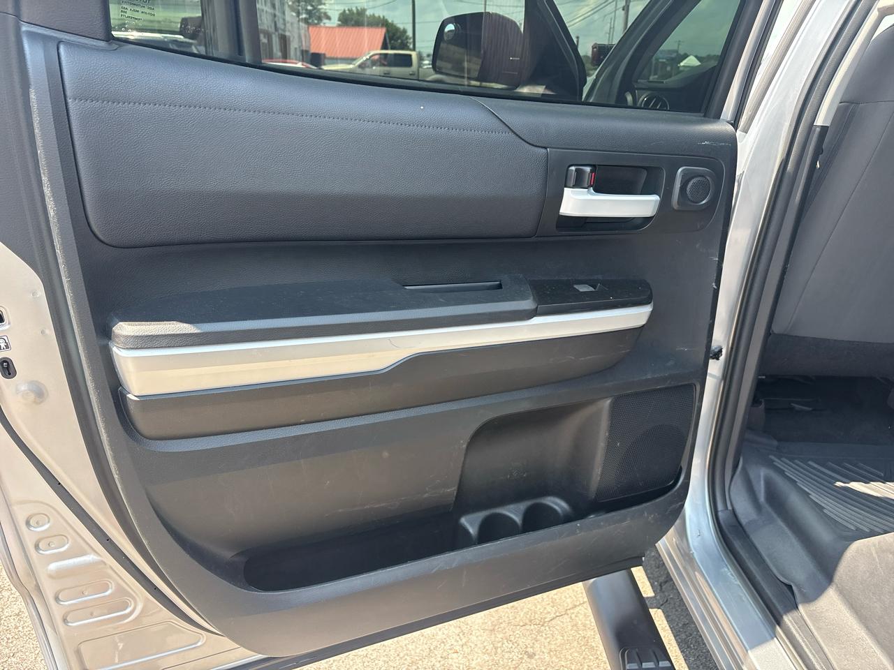 Toyota Tundra SR5 5.7L V8 FFV CrewMax 4WD 2017