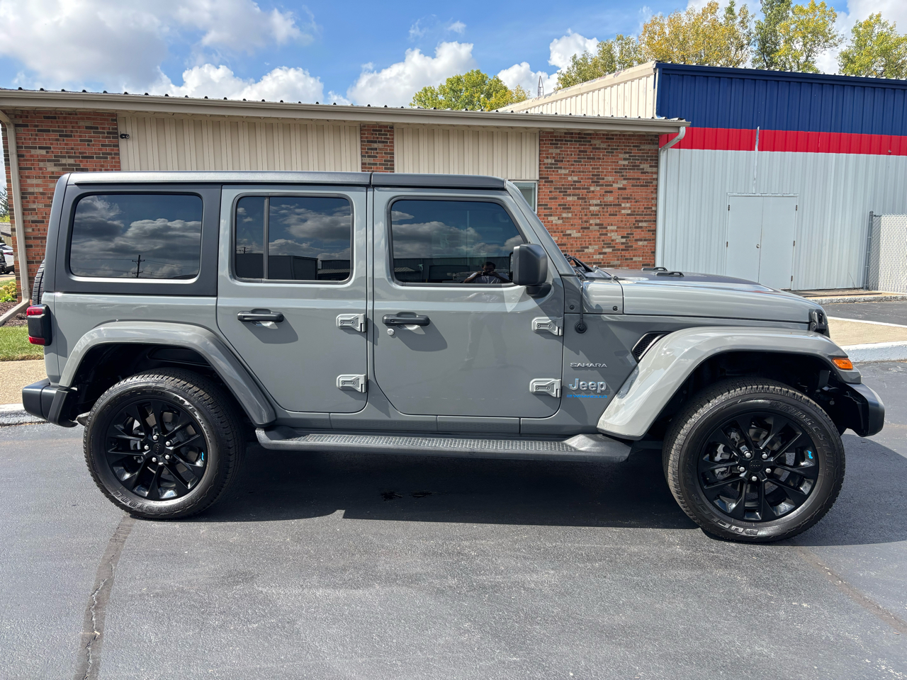 2023 Jeep Wrangler 4xe Sahara photo 2
