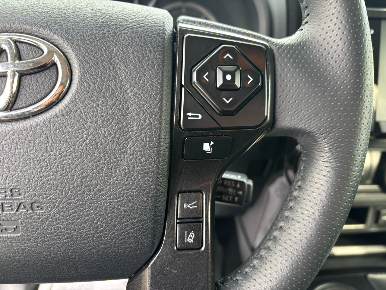 Toyota 4Runner TRD Off Road 4WD (Natl) 2023