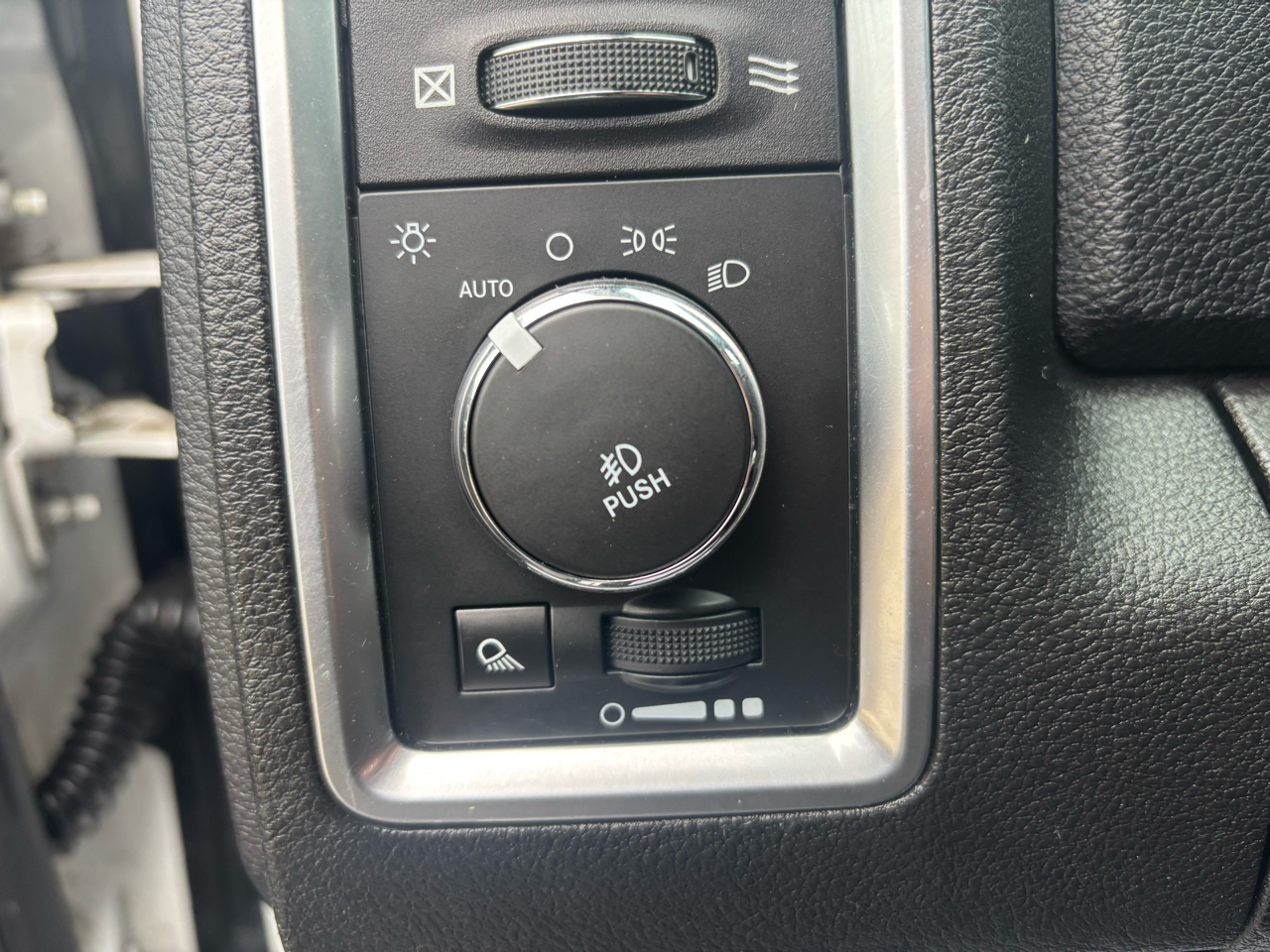 RAM 1500 4WD Crew Cab 140.5" Longhorn Limited 2014