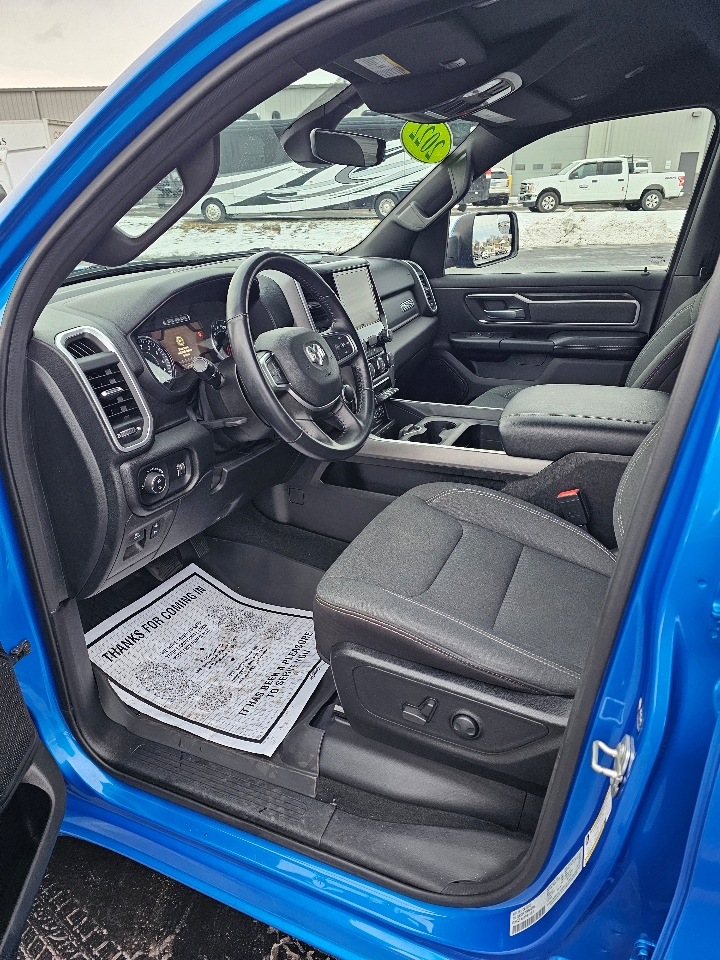 RAM 1500 Big Horn 4x4 Crew Cab 5'7" Box 2022