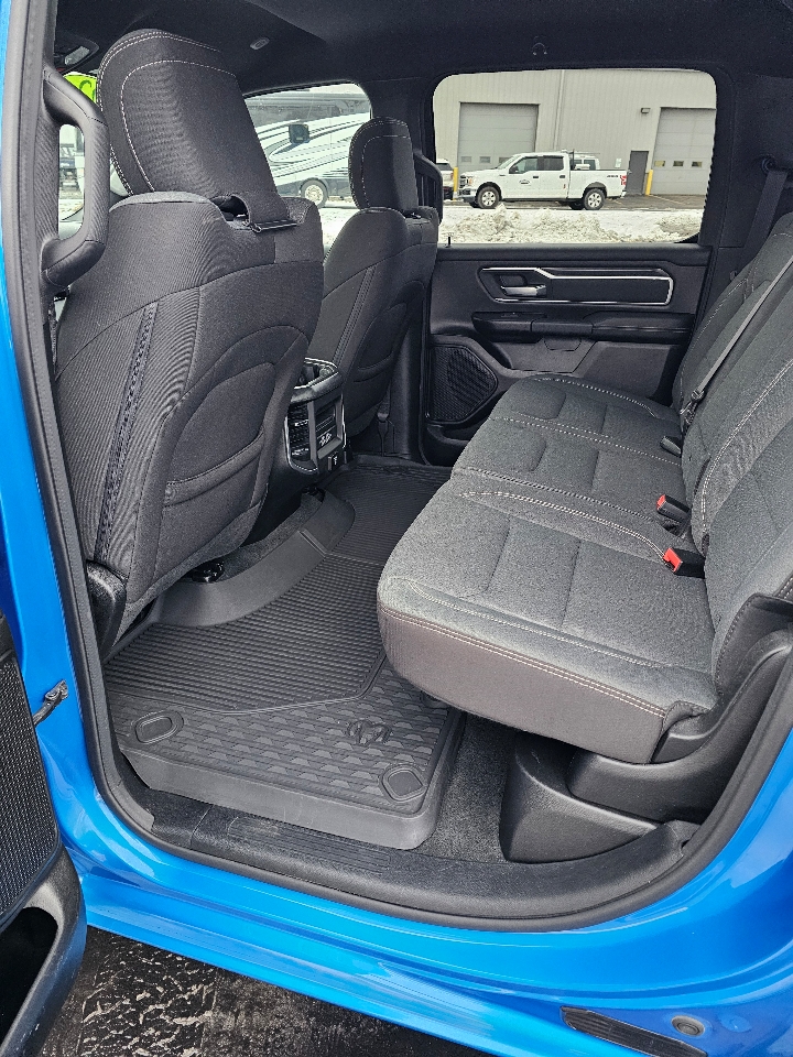 RAM 1500 Big Horn 4x4 Crew Cab 5'7" Box 2022