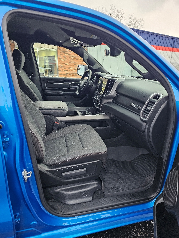 RAM 1500 Big Horn 4x4 Crew Cab 5'7" Box 2022