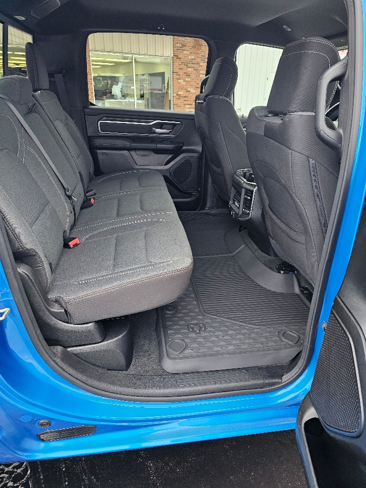 RAM 1500 Big Horn 4x4 Crew Cab 5'7" Box 2022