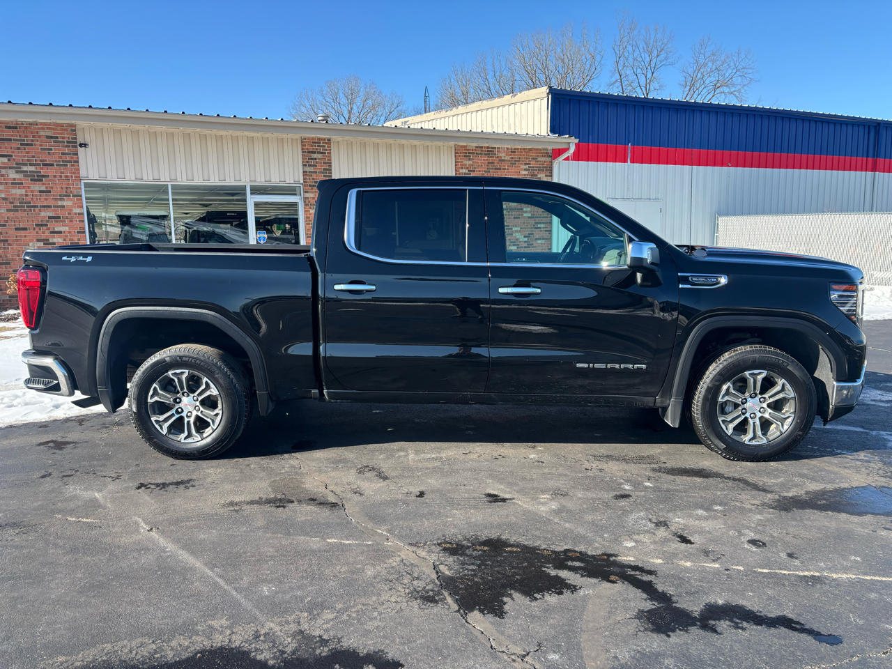 GMC Sierra 1500 4WD Crew Cab 147" SLT 2025