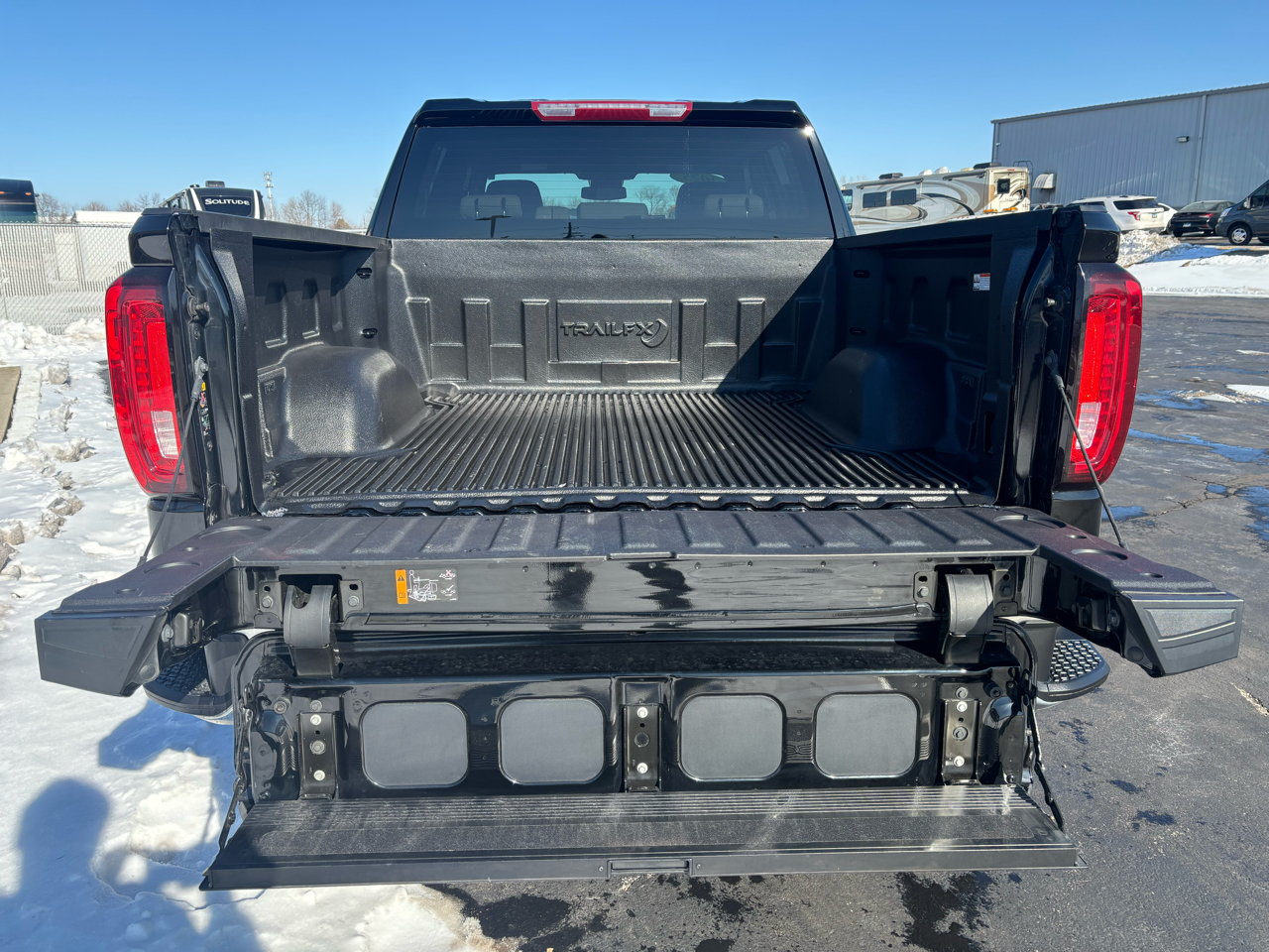 GMC Sierra 1500 4WD Crew Cab 147" SLT 2025