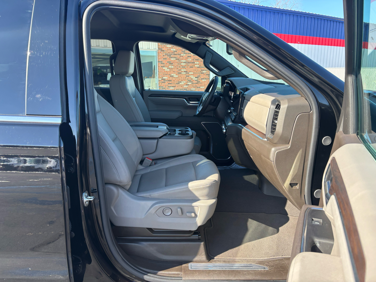 GMC Sierra 1500 4WD Crew Cab 147" SLT 2025