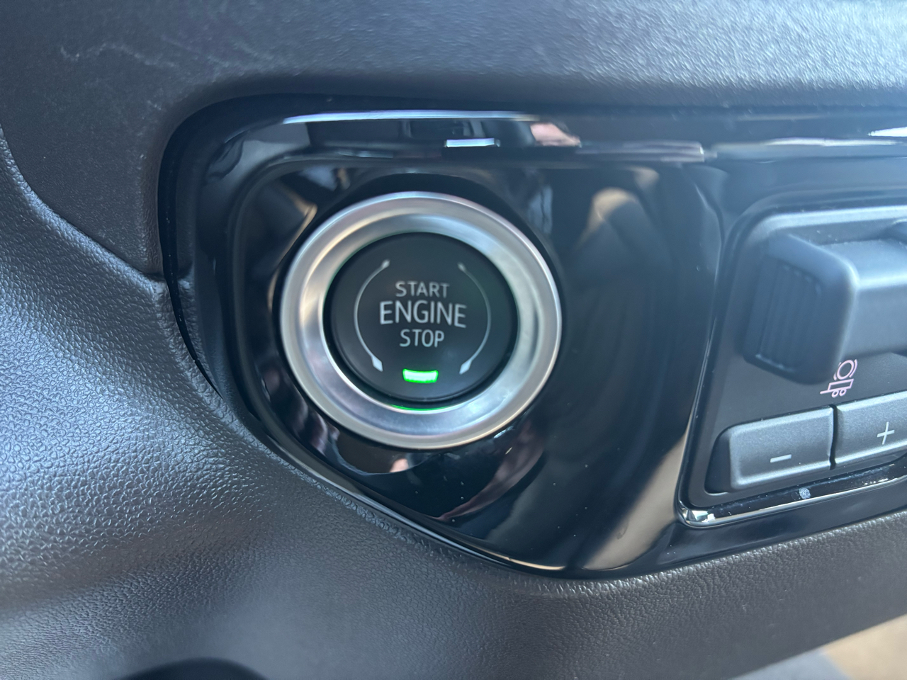 GMC Sierra 1500 4WD Crew Cab 147" SLT 2025