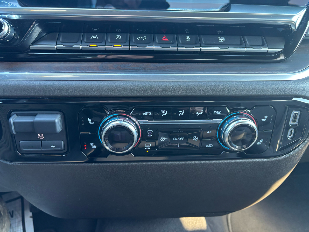 GMC Sierra 1500 4WD Crew Cab 147" SLT 2025