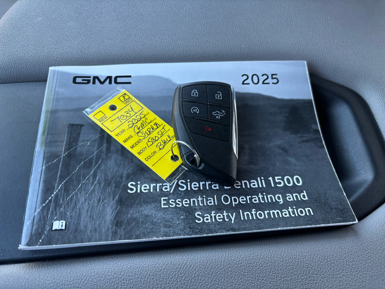 GMC Sierra 1500 4WD Crew Cab 147" SLT 2025