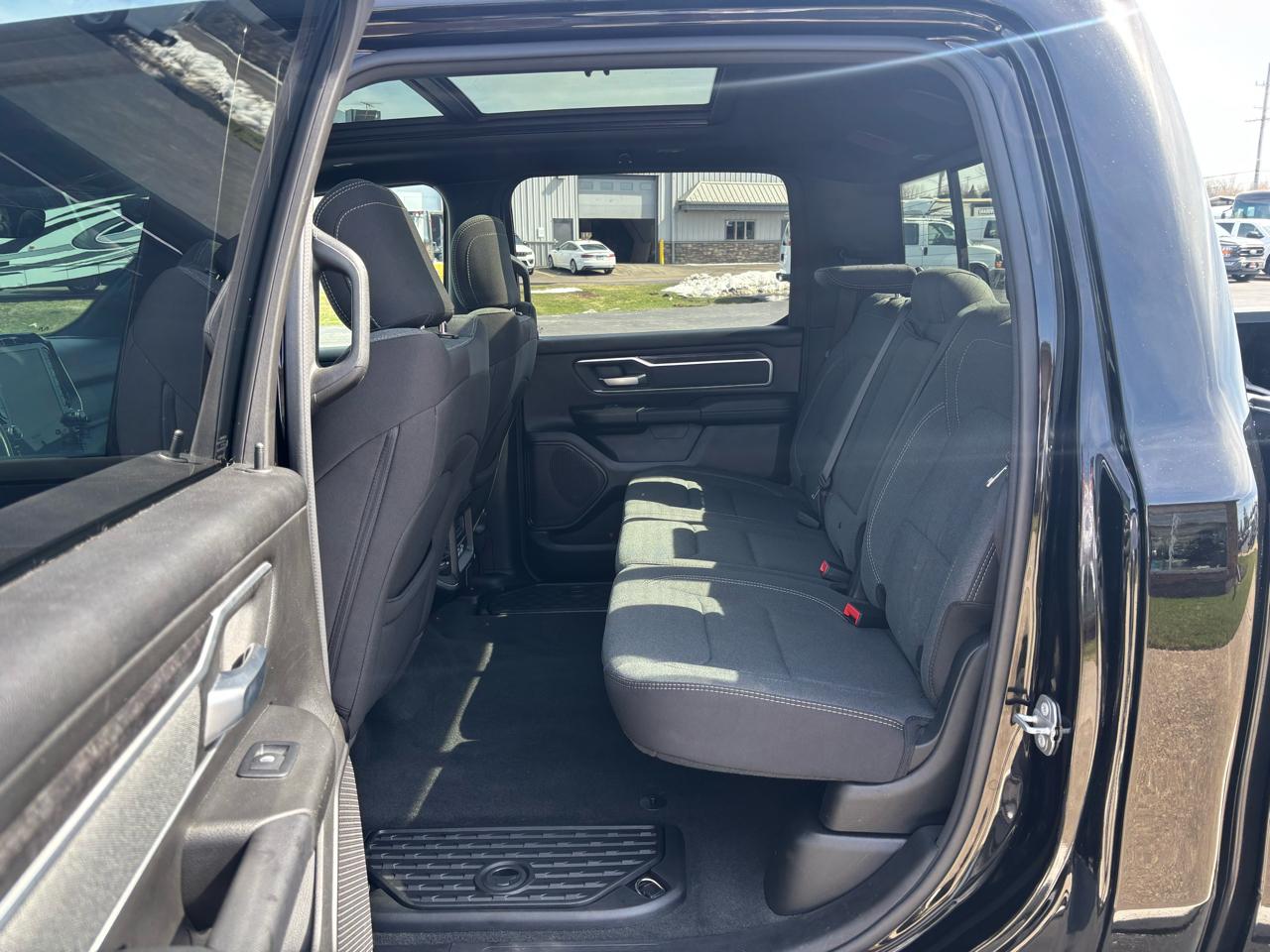 RAM 1500 Big Horn 4x4 Crew Cab 5'7" Box 2023