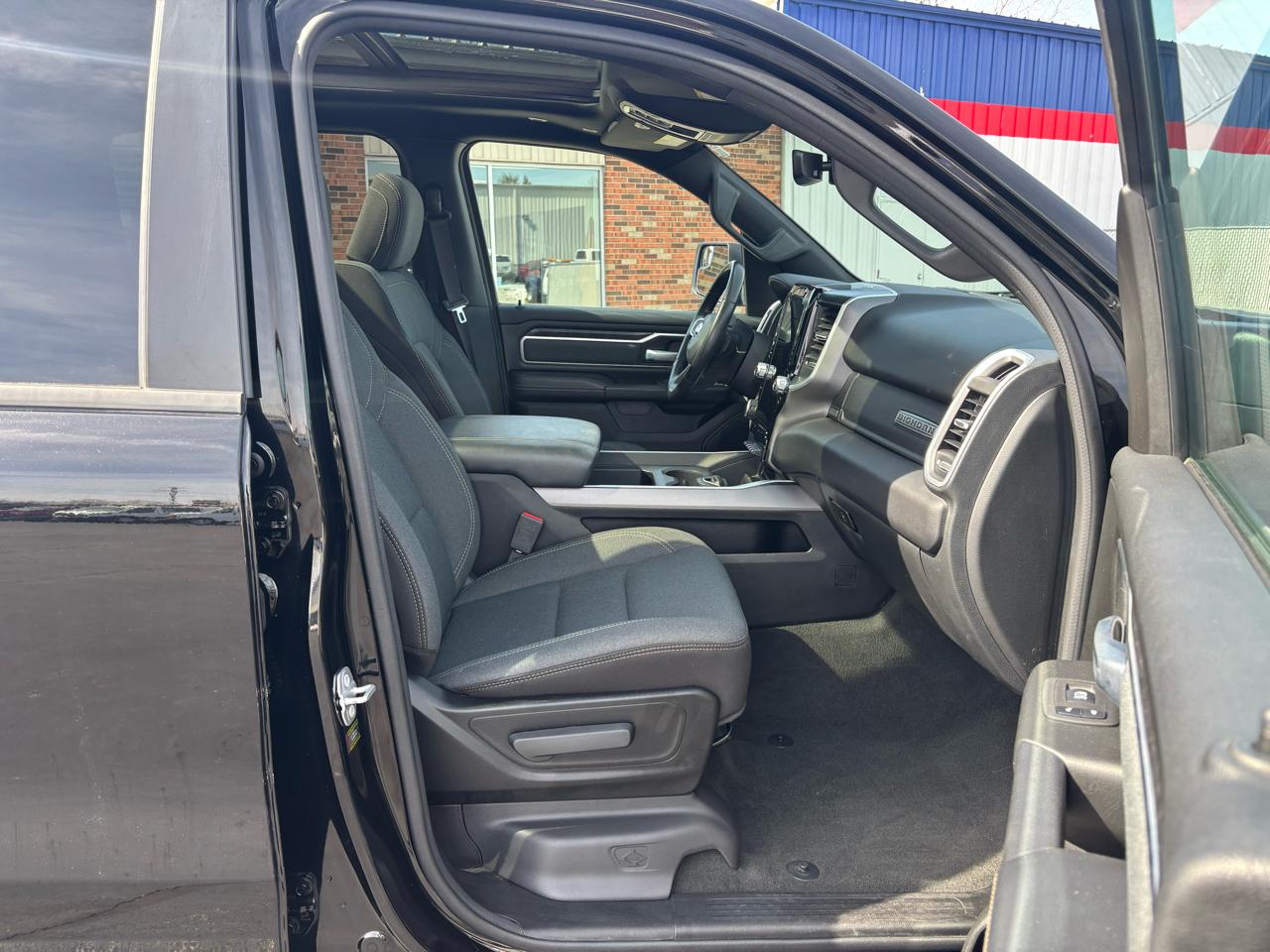 RAM 1500 Big Horn 4x4 Crew Cab 5'7" Box 2023