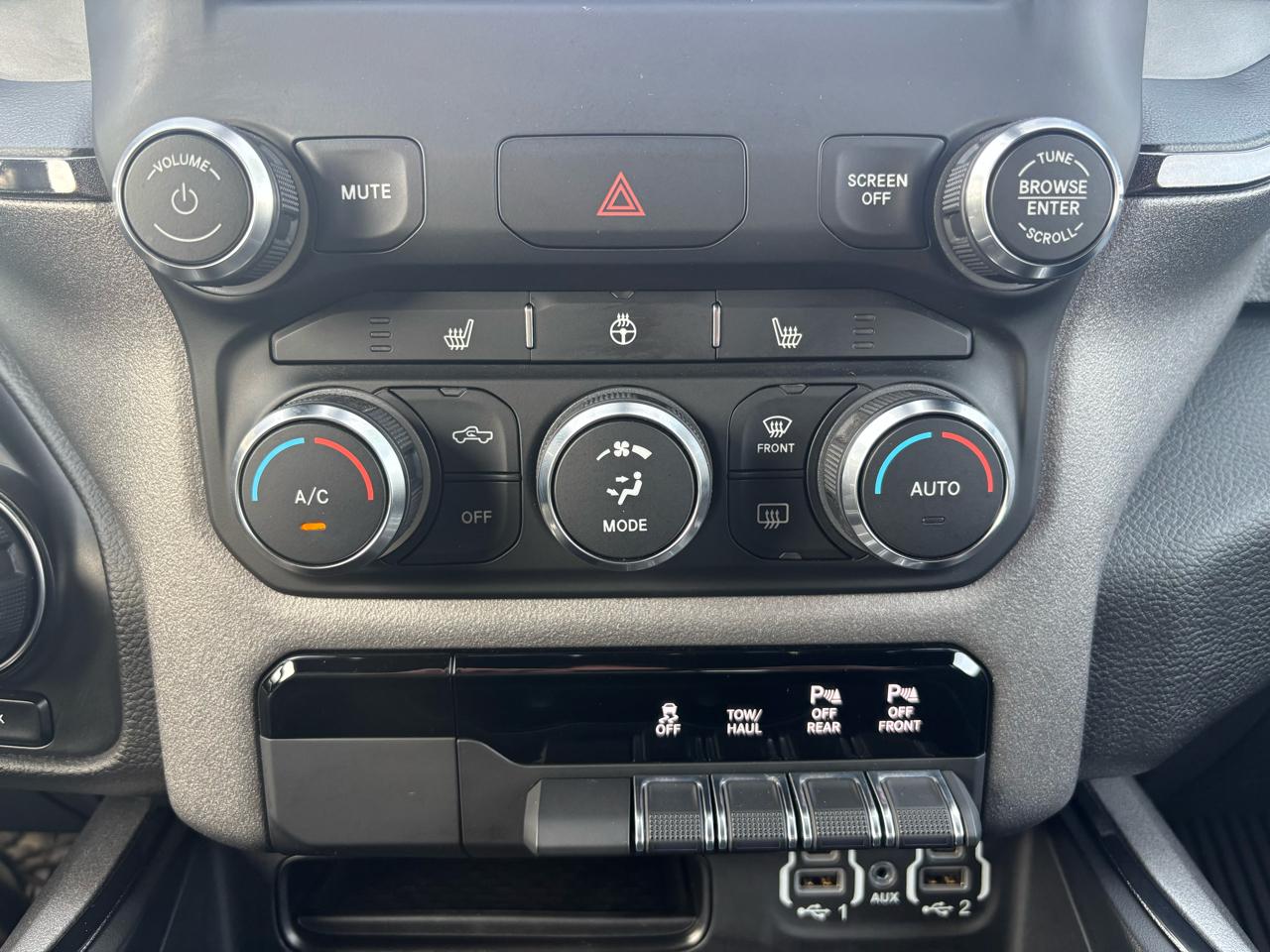 RAM 1500 Big Horn 4x4 Crew Cab 5'7" Box 2023