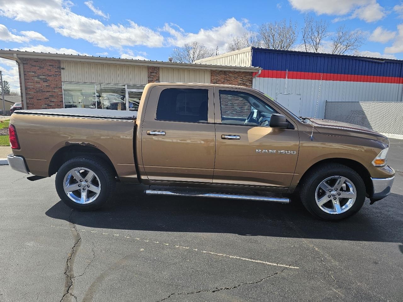 RAM 1500 4WD Crew Cab 140.5" SLT 2011