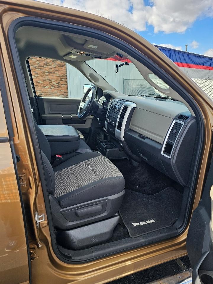 RAM 1500 4WD Crew Cab 140.5" SLT 2011